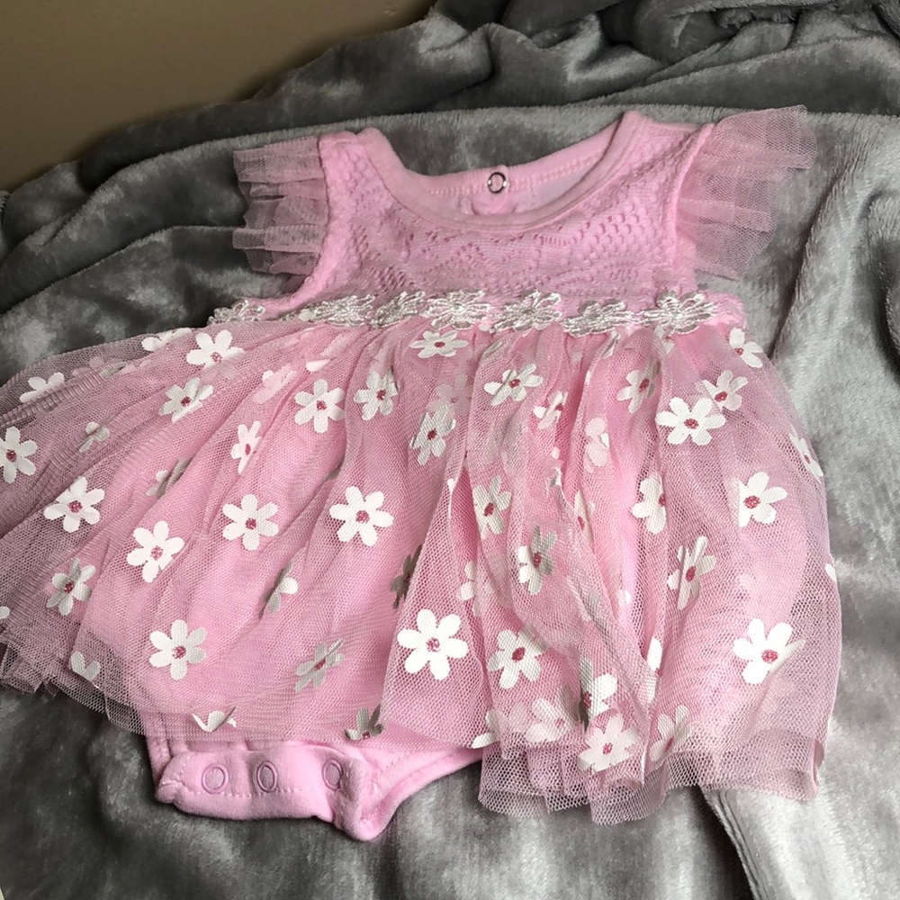 NWOT Gorgeous lil dress with onesie all in one. Size 0-3 months. DDG Darlings
